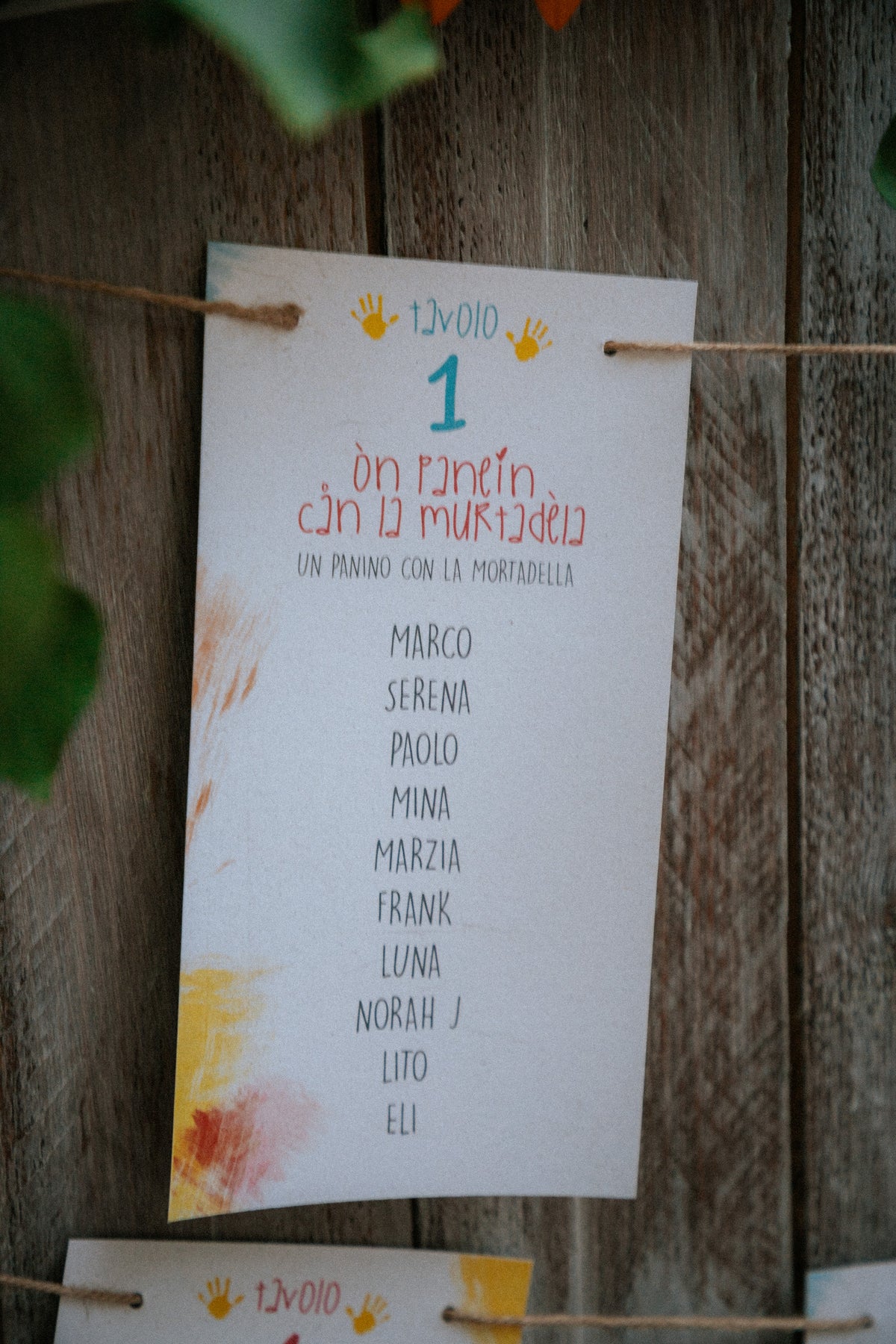 Matrimonio colorato di Chiara e Matteo a Villa Ca' Bianca, con partecipazioni ispirate ai disegni dei bambini, menù personalizzati e tableau in dialetto bolognese.