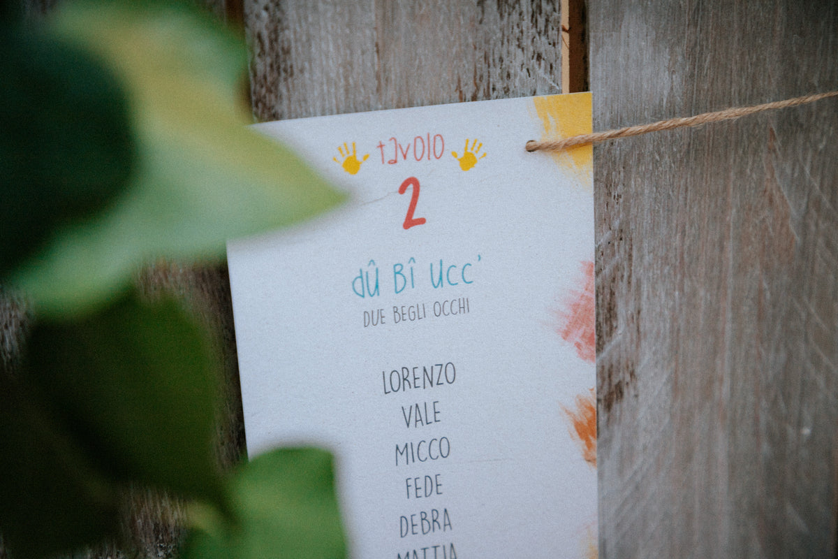 Matrimonio colorato di Chiara e Matteo a Villa Ca' Bianca, con partecipazioni ispirate ai disegni dei bambini, menù personalizzati e tableau in dialetto bolognese.