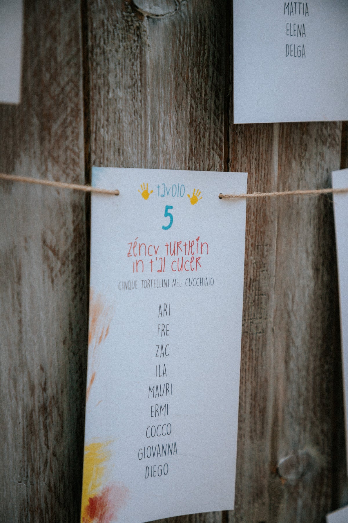 Matrimonio colorato di Chiara e Matteo a Villa Ca' Bianca, con partecipazioni ispirate ai disegni dei bambini, menù personalizzati e tableau in dialetto bolognese.