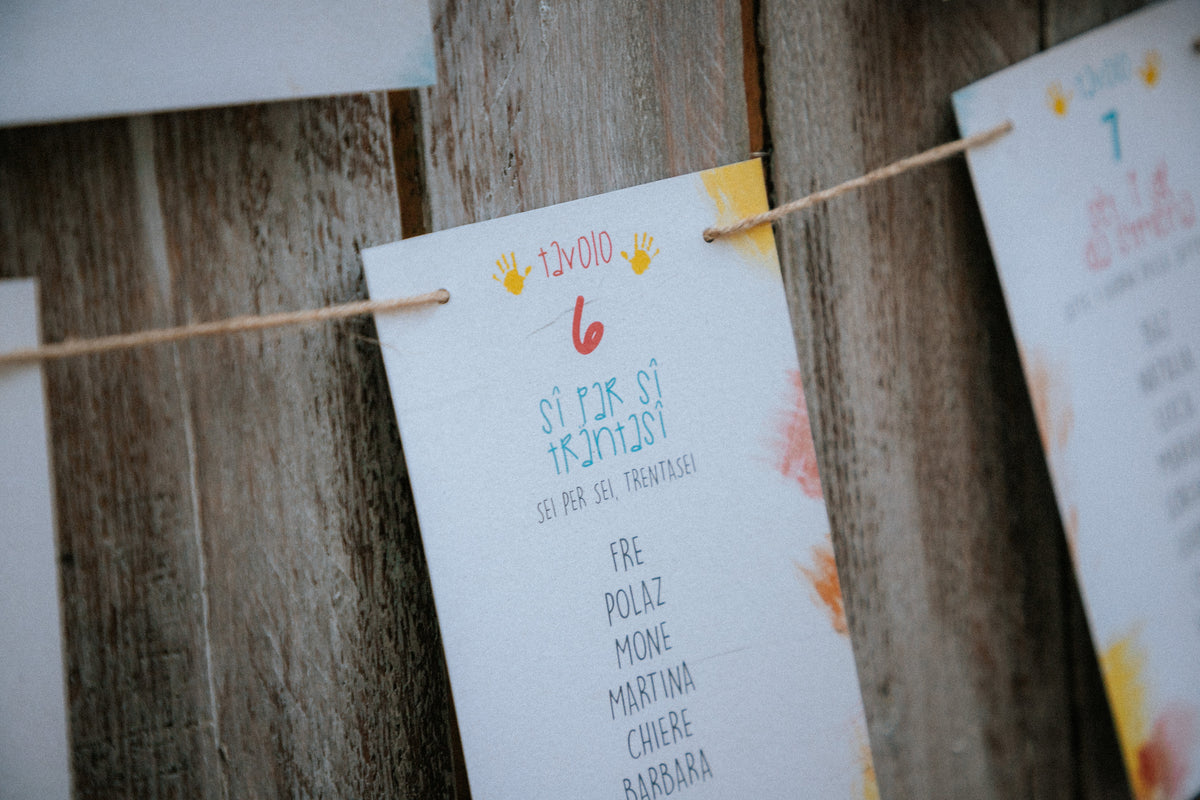 Matrimonio colorato di Chiara e Matteo a Villa Ca' Bianca, con partecipazioni ispirate ai disegni dei bambini, menù personalizzati e tableau in dialetto bolognese.