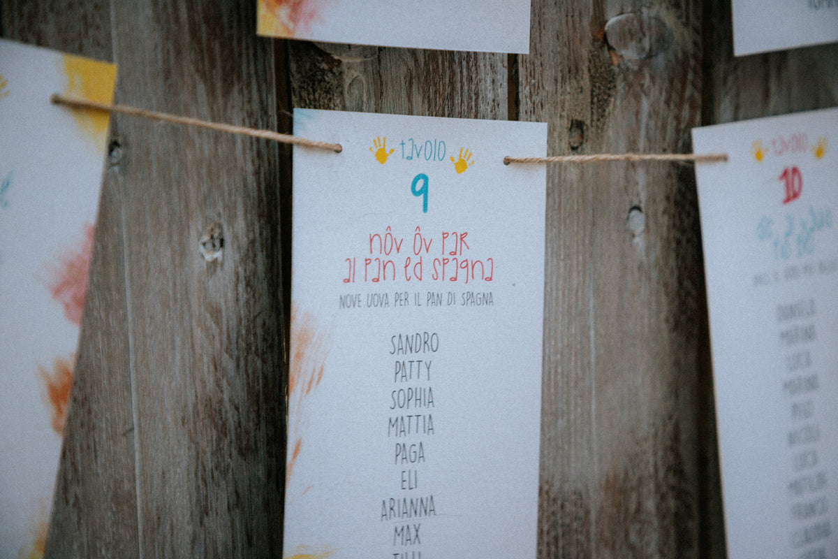 Matrimonio colorato di Chiara e Matteo a Villa Ca' Bianca, con partecipazioni ispirate ai disegni dei bambini, menù personalizzati e tableau in dialetto bolognese.