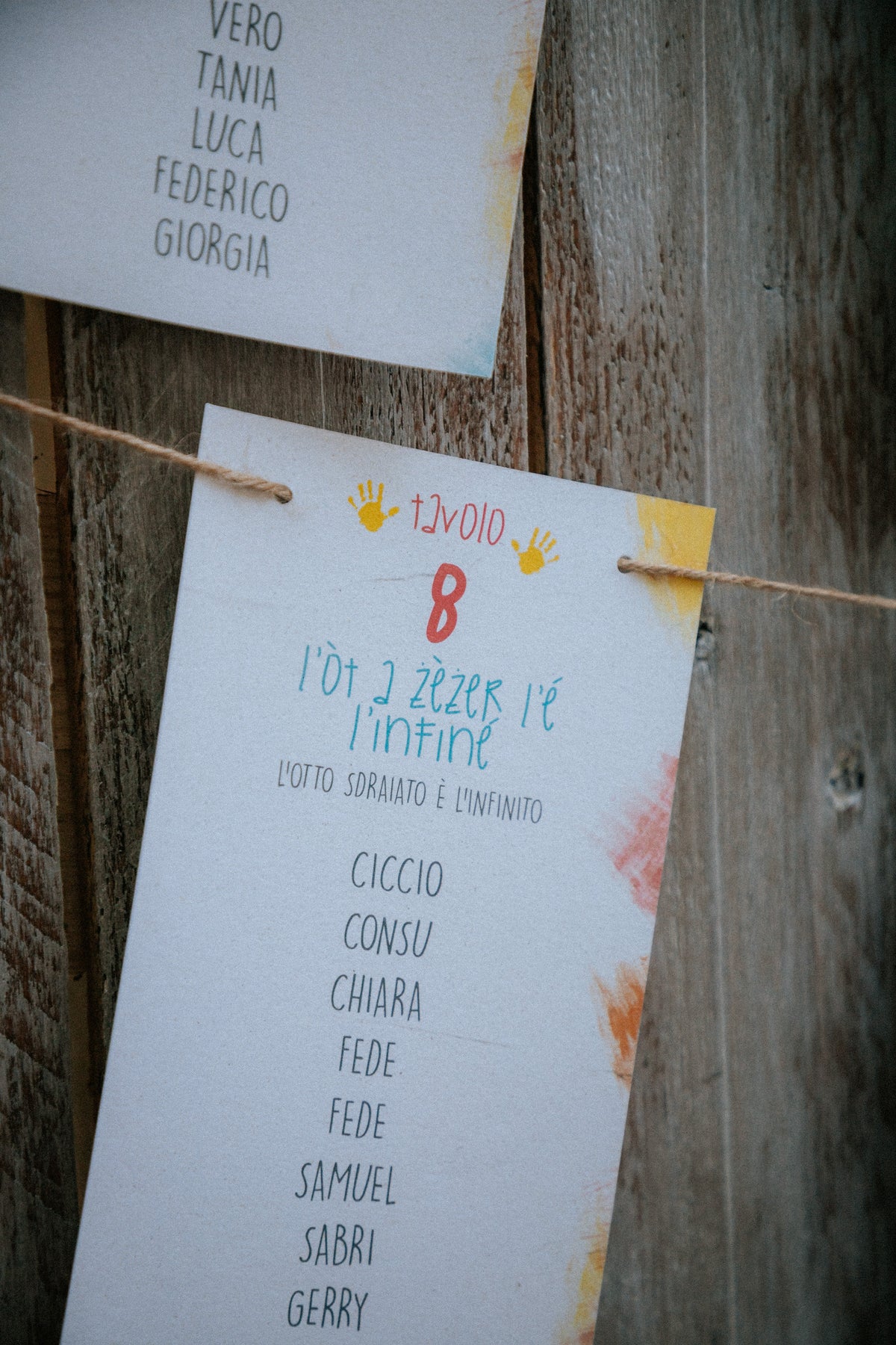 Matrimonio colorato di Chiara e Matteo a Villa Ca' Bianca, con partecipazioni ispirate ai disegni dei bambini, menù personalizzati e tableau in dialetto bolognese.