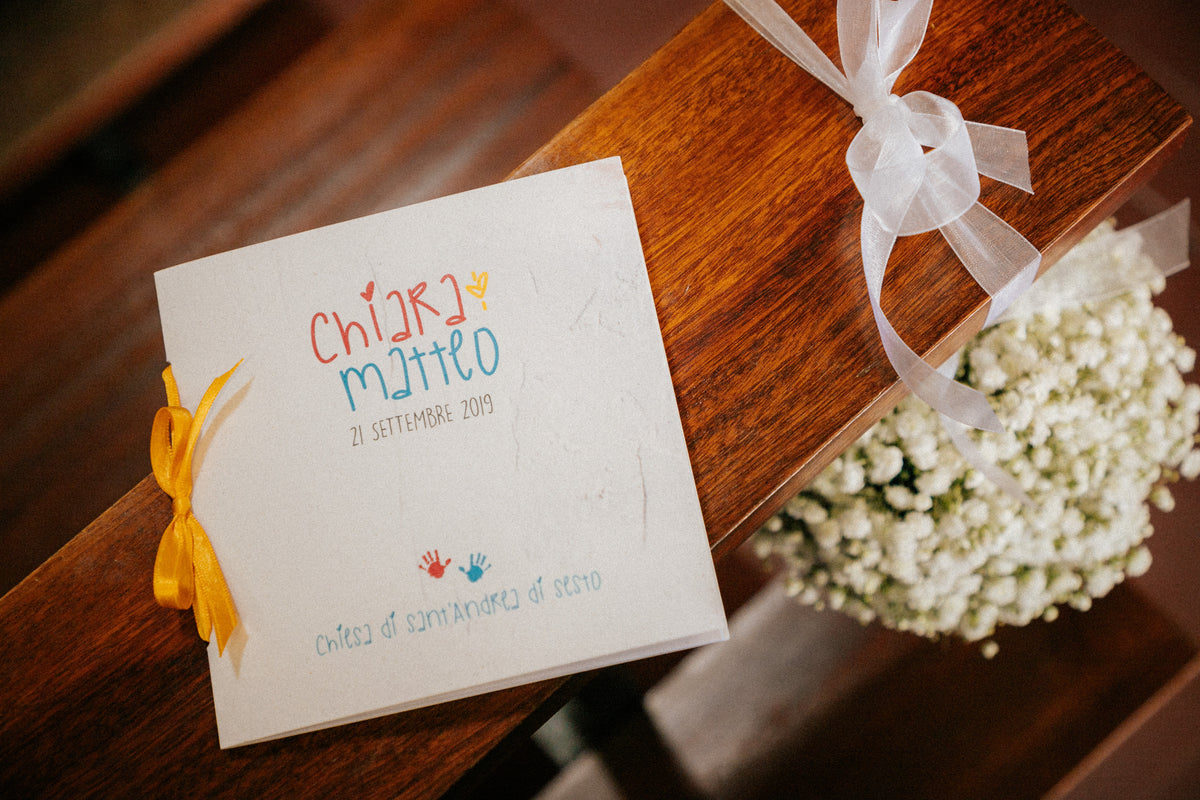 Matrimonio colorato di Chiara e Matteo a Villa Ca' Bianca, con partecipazioni ispirate ai disegni dei bambini, menù personalizzati e tableau in dialetto bolognese.