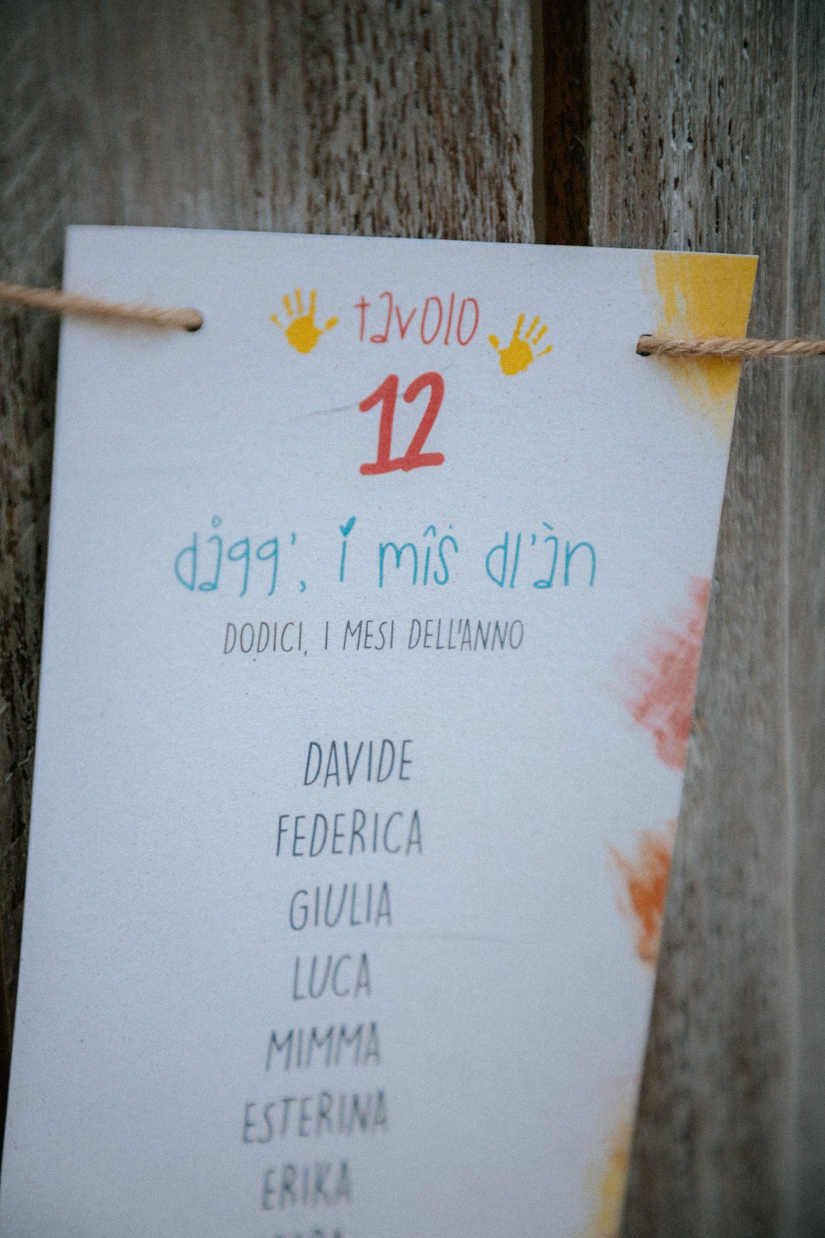 Matrimonio colorato di Chiara e Matteo a Villa Ca' Bianca, con partecipazioni ispirate ai disegni dei bambini, menù personalizzati e tableau in dialetto bolognese.