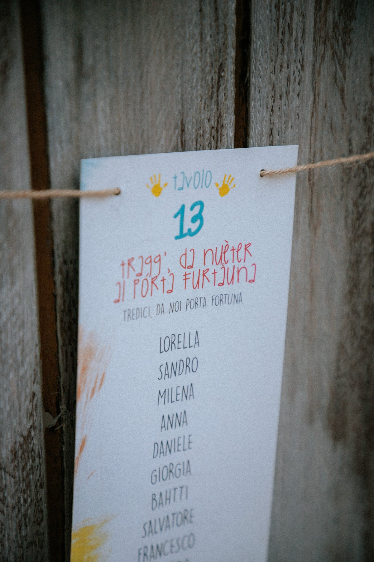 Matrimonio colorato di Chiara e Matteo a Villa Ca' Bianca, con partecipazioni ispirate ai disegni dei bambini, menù personalizzati e tableau in dialetto bolognese.