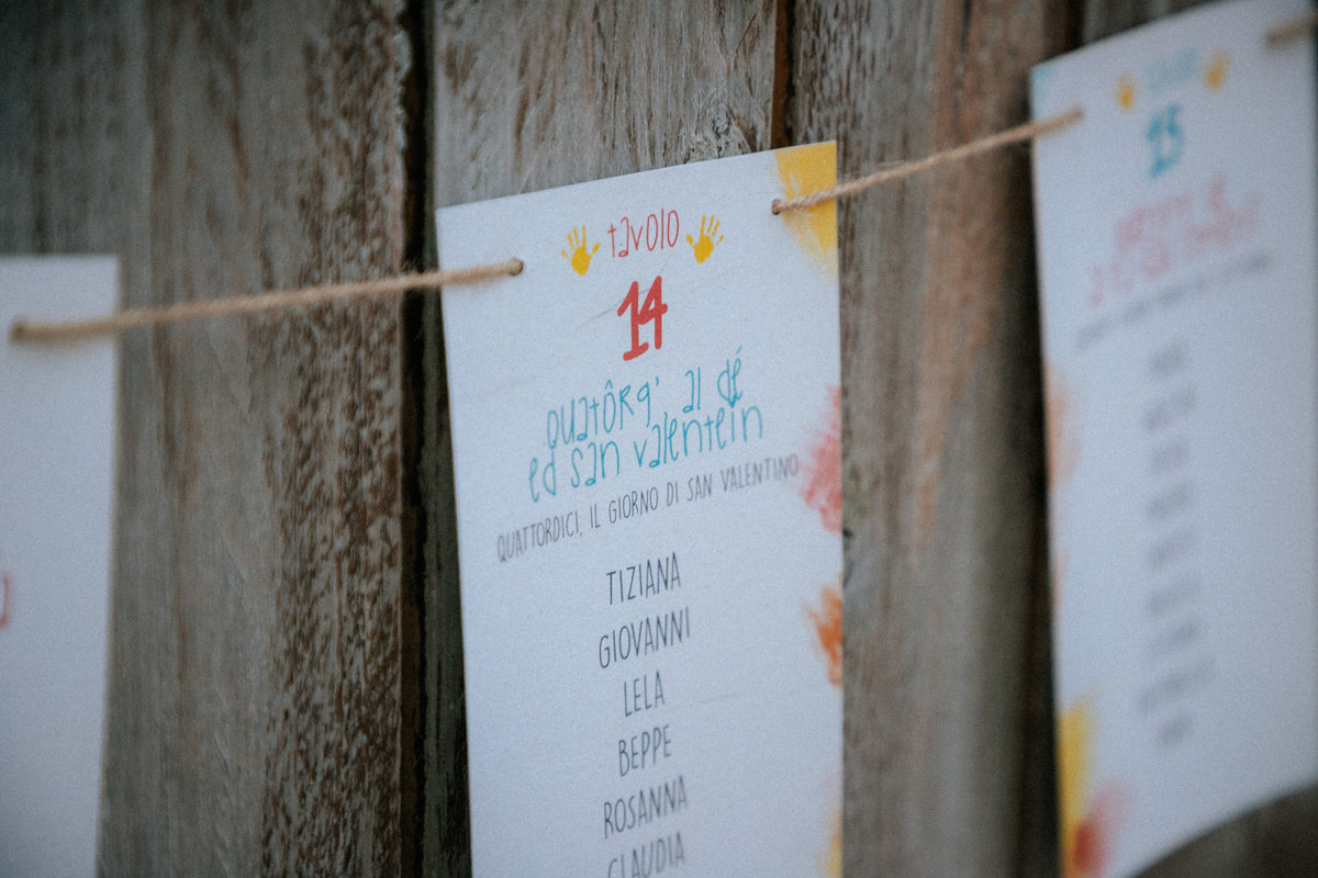 Matrimonio colorato di Chiara e Matteo a Villa Ca' Bianca, con partecipazioni ispirate ai disegni dei bambini, menù personalizzati e tableau in dialetto bolognese.