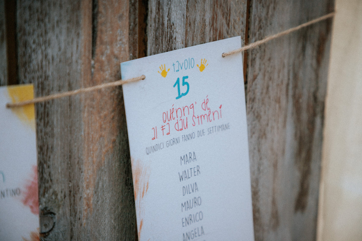 Matrimonio colorato di Chiara e Matteo a Villa Ca' Bianca, con partecipazioni ispirate ai disegni dei bambini, menù personalizzati e tableau in dialetto bolognese.