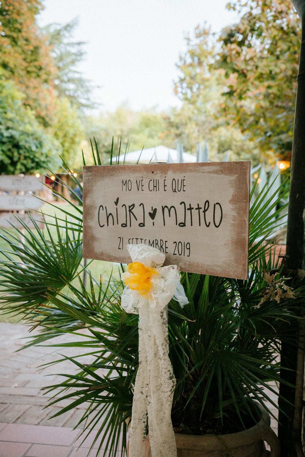 Matrimonio colorato di Chiara e Matteo a Villa Ca' Bianca, con partecipazioni ispirate ai disegni dei bambini, menù personalizzati e tableau in dialetto bolognese.