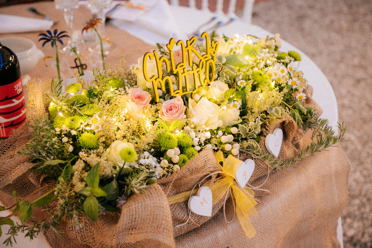 Matrimonio colorato di Chiara e Matteo a Villa Ca' Bianca, con partecipazioni ispirate ai disegni dei bambini, menù personalizzati e tableau in dialetto bolognese.