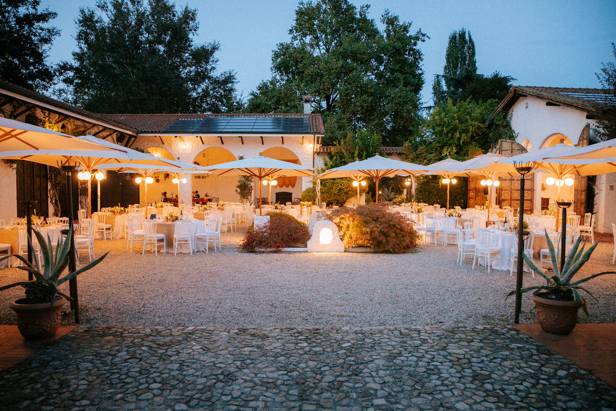 Matrimonio colorato di Chiara e Matteo a Villa Ca' Bianca, con partecipazioni ispirate ai disegni dei bambini, menù personalizzati e tableau in dialetto bolognese.