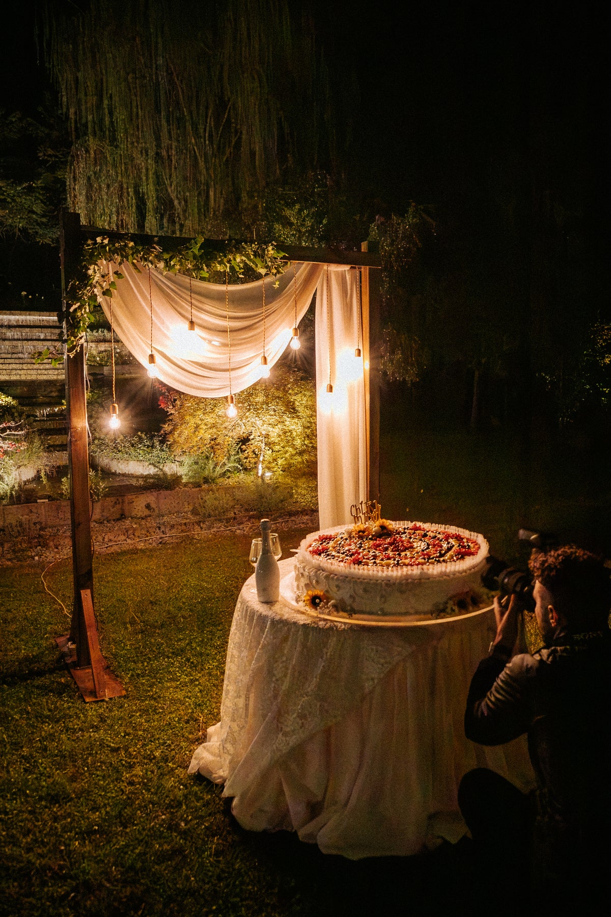 Matrimonio colorato di Chiara e Matteo a Villa Ca' Bianca, con partecipazioni ispirate ai disegni dei bambini, menù personalizzati e tableau in dialetto bolognese.