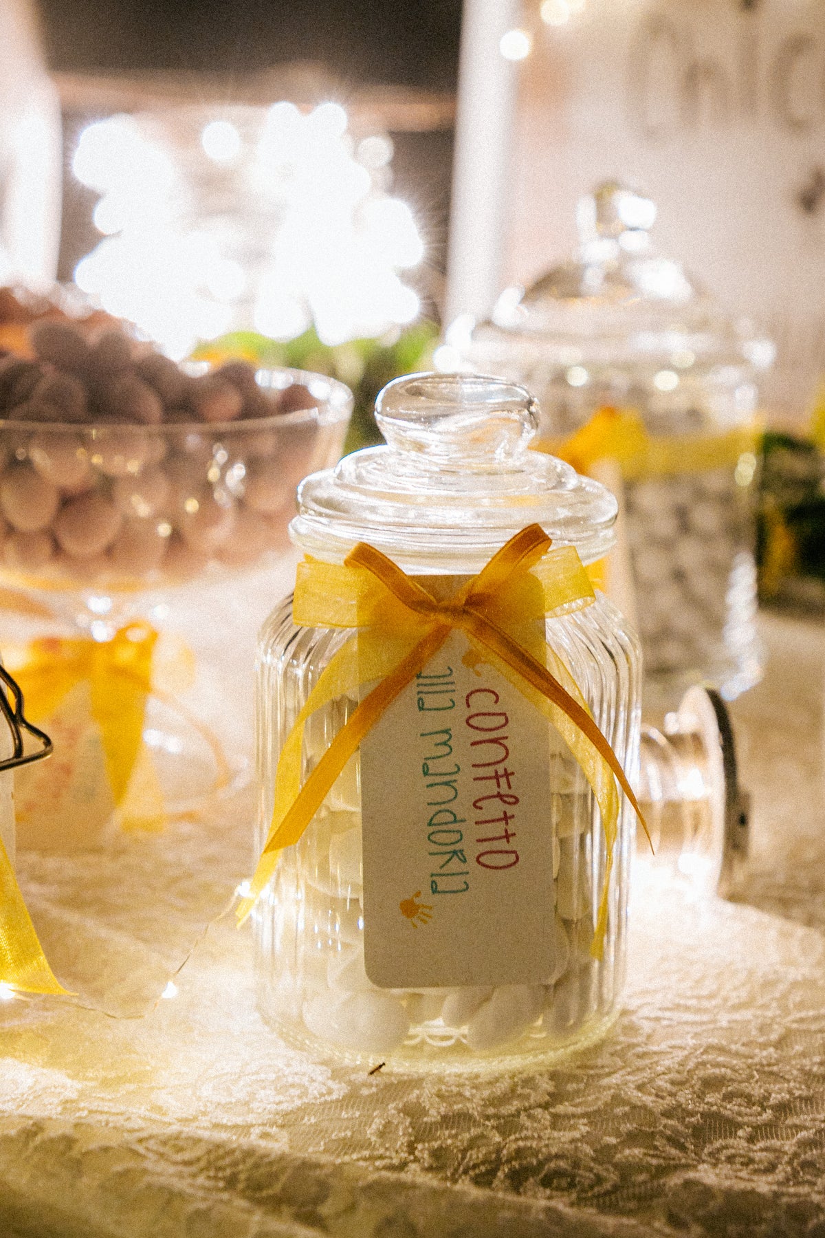 Matrimonio colorato di Chiara e Matteo a Villa Ca' Bianca, con partecipazioni ispirate ai disegni dei bambini, menù personalizzati e tableau in dialetto bolognese.