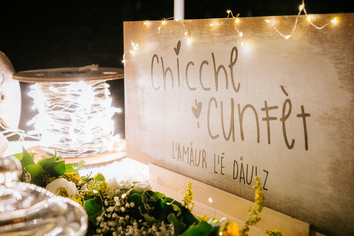 Matrimonio colorato di Chiara e Matteo a Villa Ca' Bianca, con partecipazioni ispirate ai disegni dei bambini, menù personalizzati e tableau in dialetto bolognese.