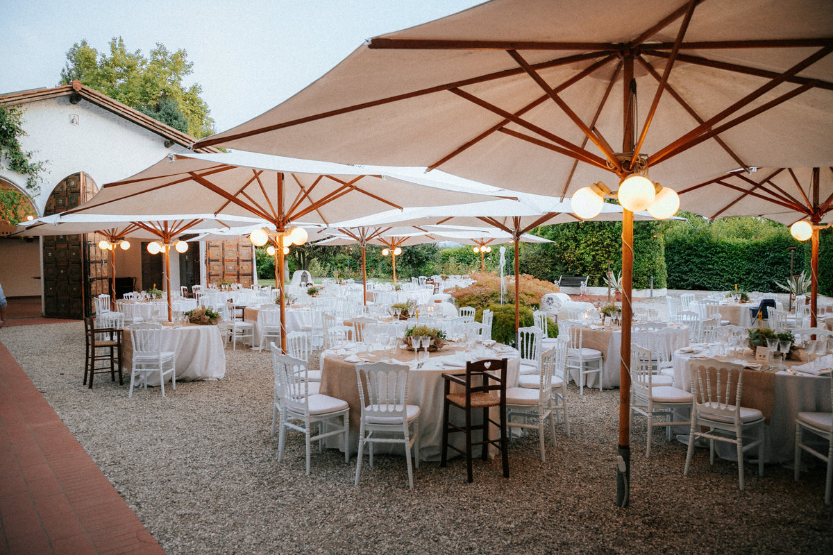 Matrimonio colorato di Chiara e Matteo a Villa Ca' Bianca, con partecipazioni ispirate ai disegni dei bambini, menù personalizzati e tableau in dialetto bolognese.