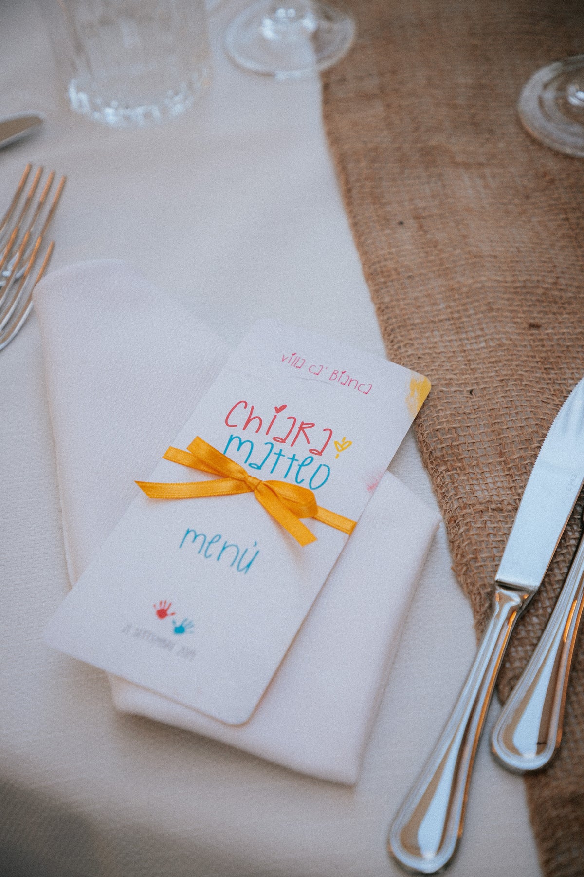 Matrimonio colorato di Chiara e Matteo a Villa Ca' Bianca, con partecipazioni ispirate ai disegni dei bambini, menù personalizzati e tableau in dialetto bolognese.