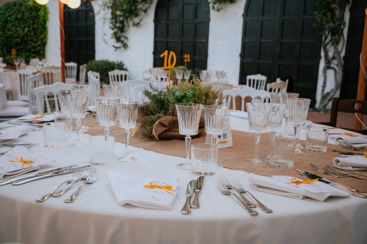 Matrimonio colorato di Chiara e Matteo a Villa Ca' Bianca, con partecipazioni ispirate ai disegni dei bambini, menù personalizzati e tableau in dialetto bolognese.