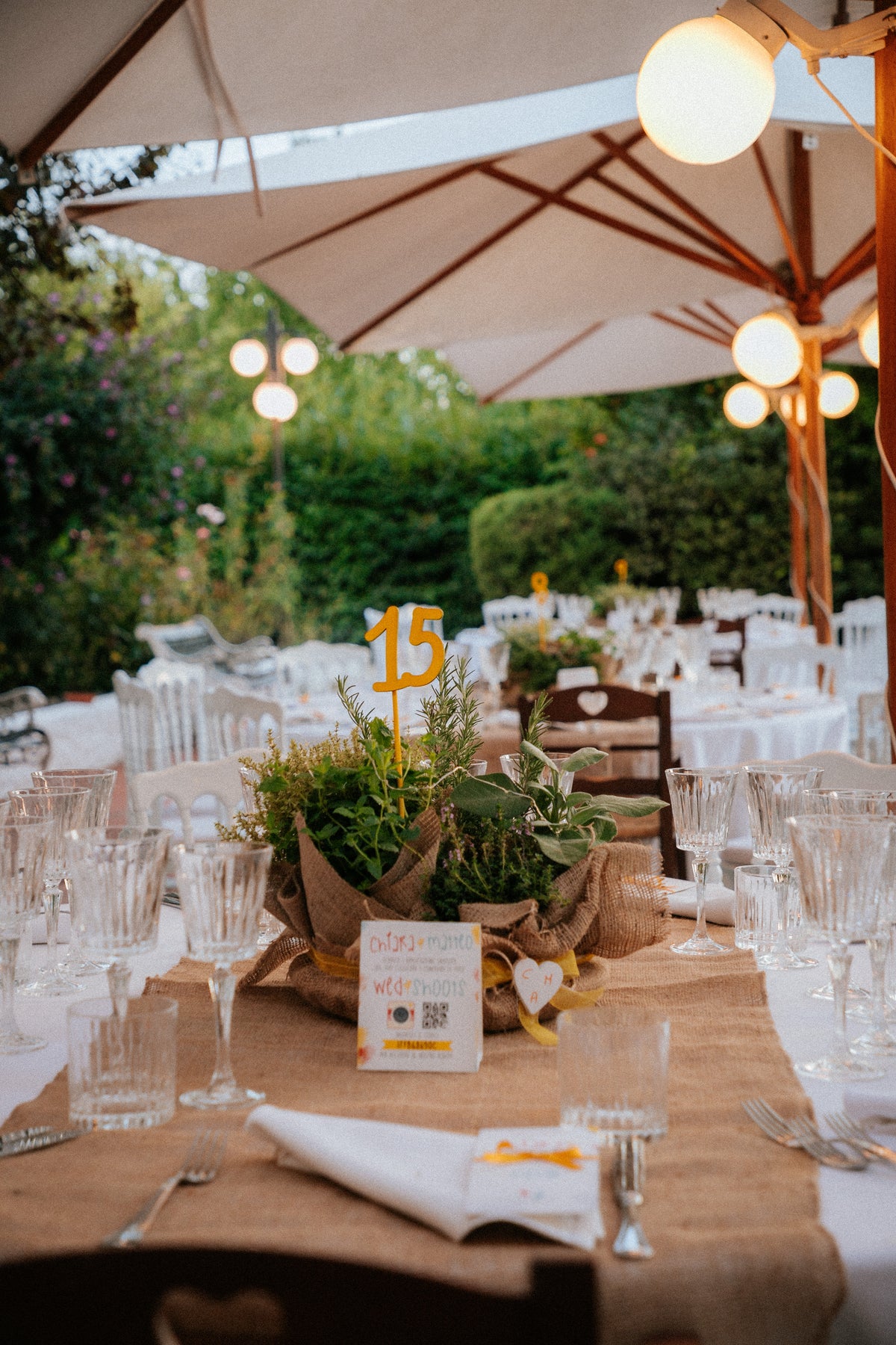 Matrimonio colorato di Chiara e Matteo a Villa Ca' Bianca, con partecipazioni ispirate ai disegni dei bambini, menù personalizzati e tableau in dialetto bolognese.