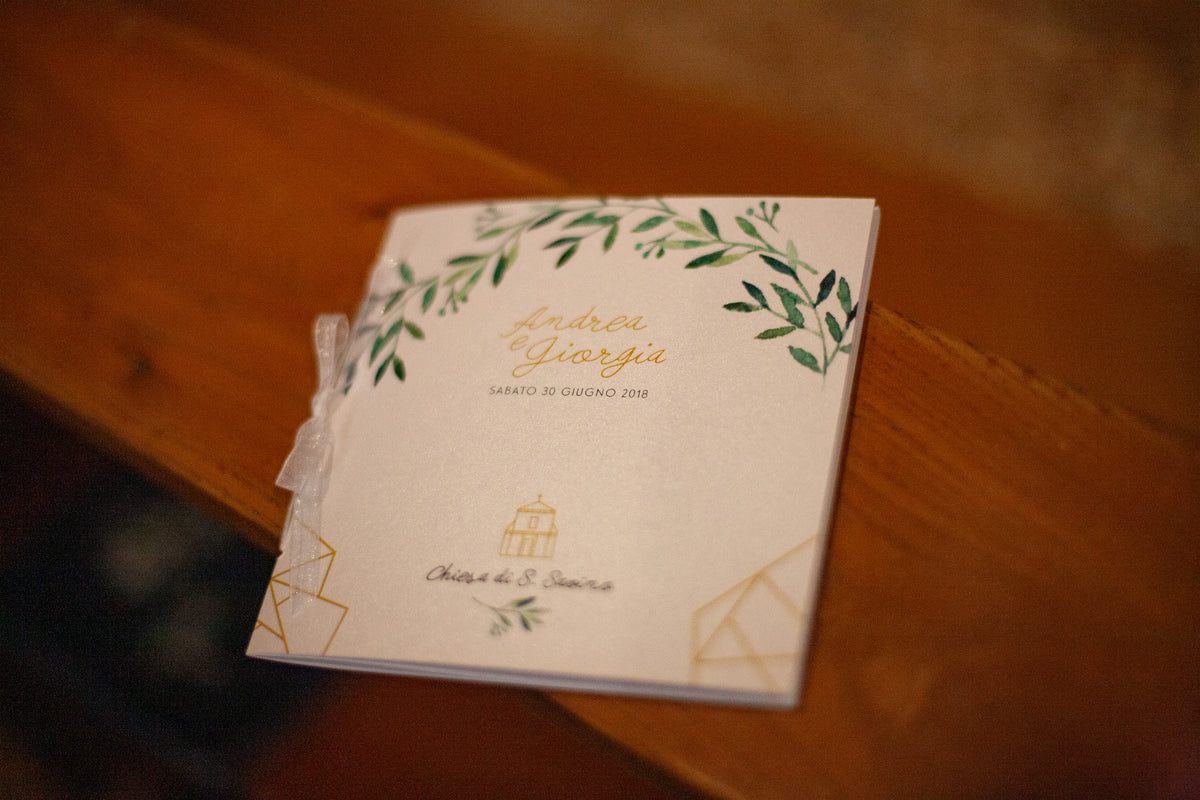 Wedding design industrial chic di Andrea e Giorgia, con tableau geometrico esagonale, segnatavolo specchiati dorati e dettagli grafici botanici.