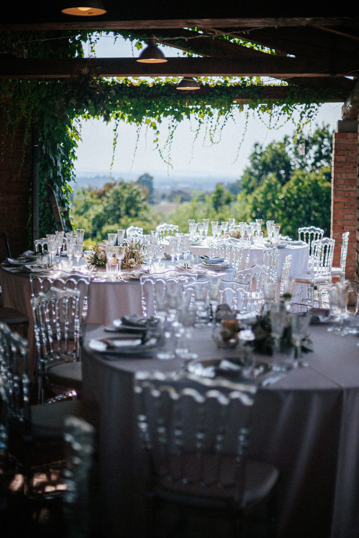 Wedding design industrial chic di Andrea e Giorgia, con tableau geometrico esagonale, segnatavolo specchiati dorati e dettagli grafici botanici.