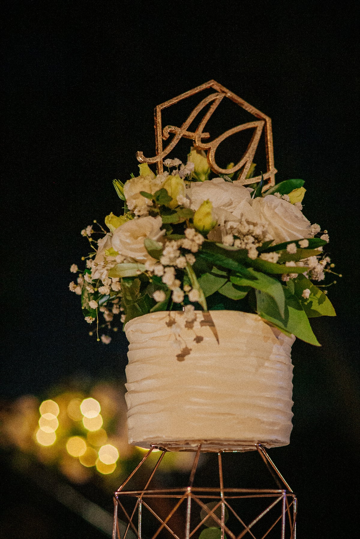 Wedding design industrial chic di Andrea e Giorgia, con tableau geometrico esagonale, segnatavolo specchiati dorati e dettagli grafici botanici.