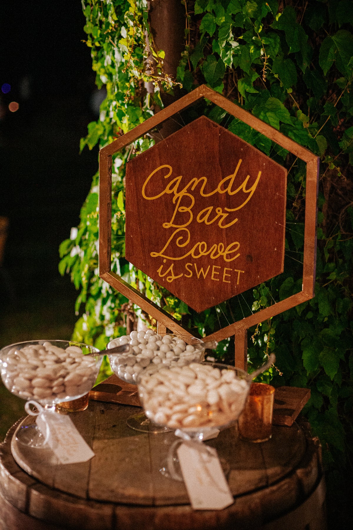 Wedding design industrial chic di Andrea e Giorgia, con tableau geometrico esagonale, segnatavolo specchiati dorati e dettagli grafici botanici.