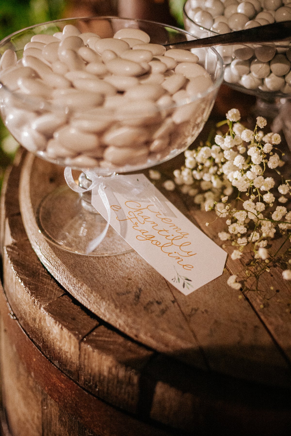 Wedding design industrial chic di Andrea e Giorgia, con tableau geometrico esagonale, segnatavolo specchiati dorati e dettagli grafici botanici.