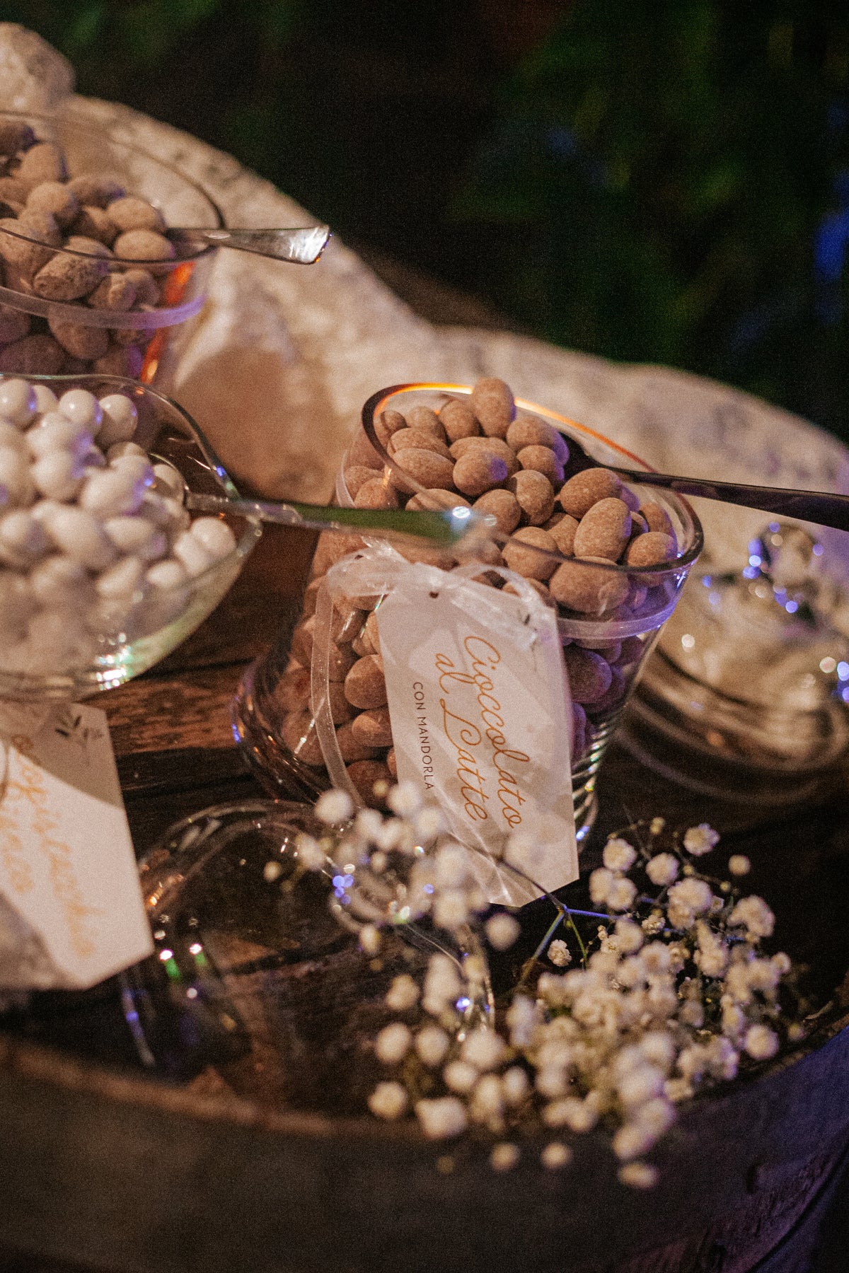 Wedding design industrial chic di Andrea e Giorgia, con tableau geometrico esagonale, segnatavolo specchiati dorati e dettagli grafici botanici.