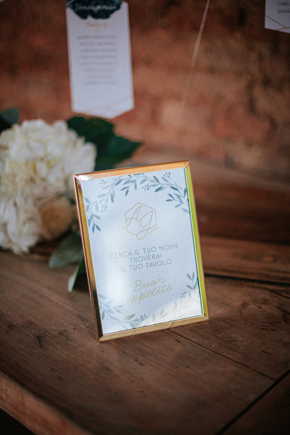 Wedding design industrial chic di Andrea e Giorgia, con tableau geometrico esagonale, segnatavolo specchiati dorati e dettagli grafici botanici.