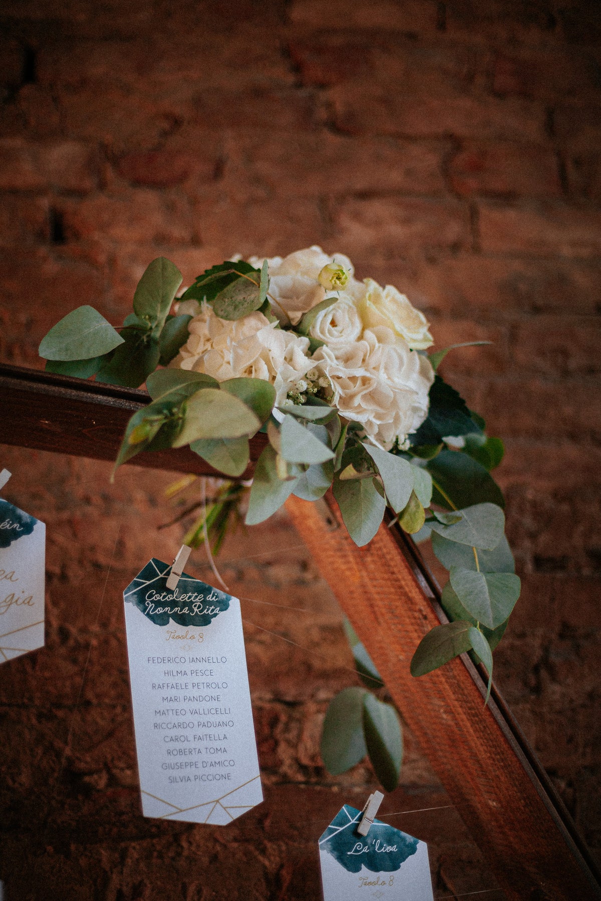 Wedding design industrial chic di Andrea e Giorgia, con tableau geometrico esagonale, segnatavolo specchiati dorati e dettagli grafici botanici.