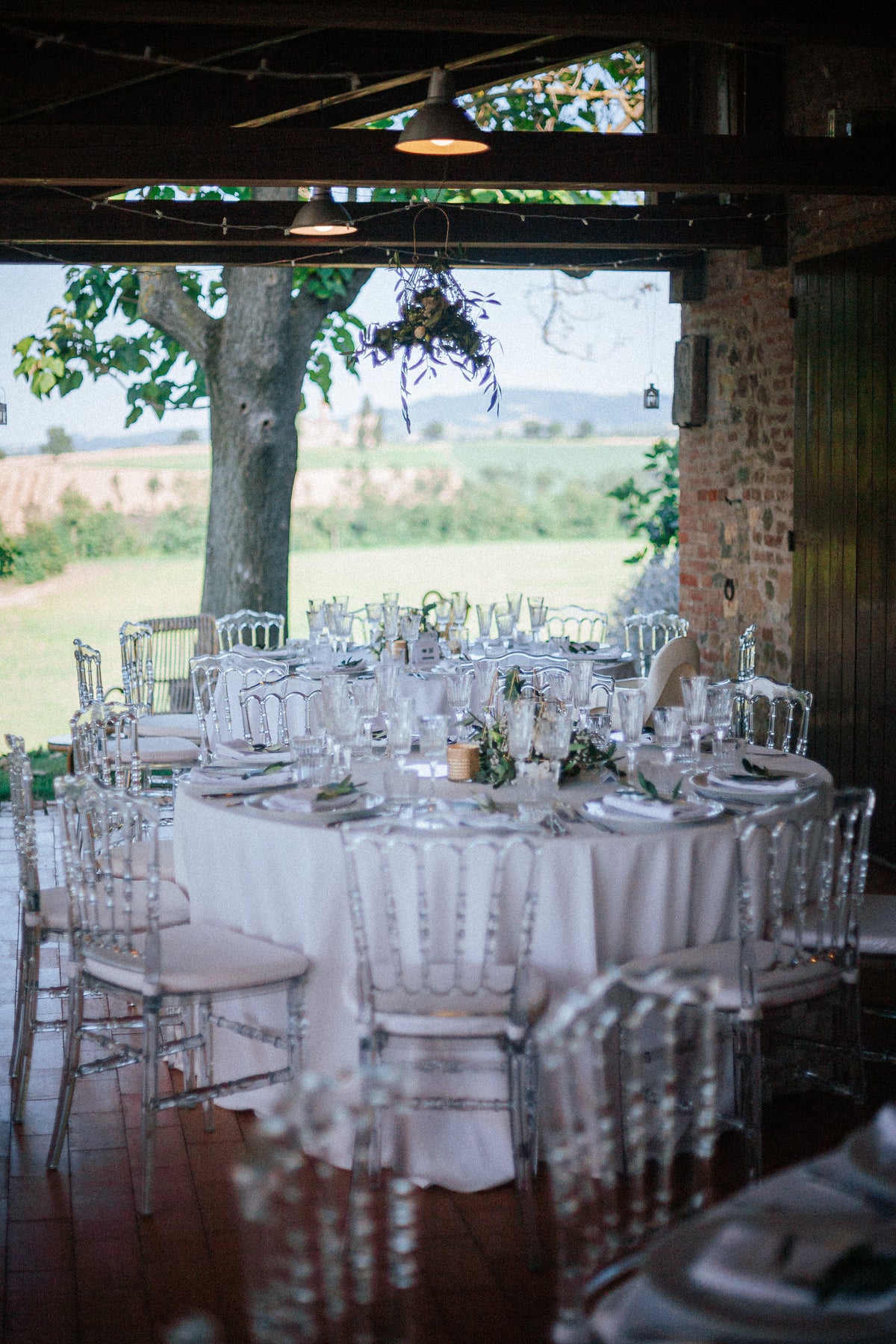 Wedding design industrial chic di Andrea e Giorgia, con tableau geometrico esagonale, segnatavolo specchiati dorati e dettagli grafici botanici.