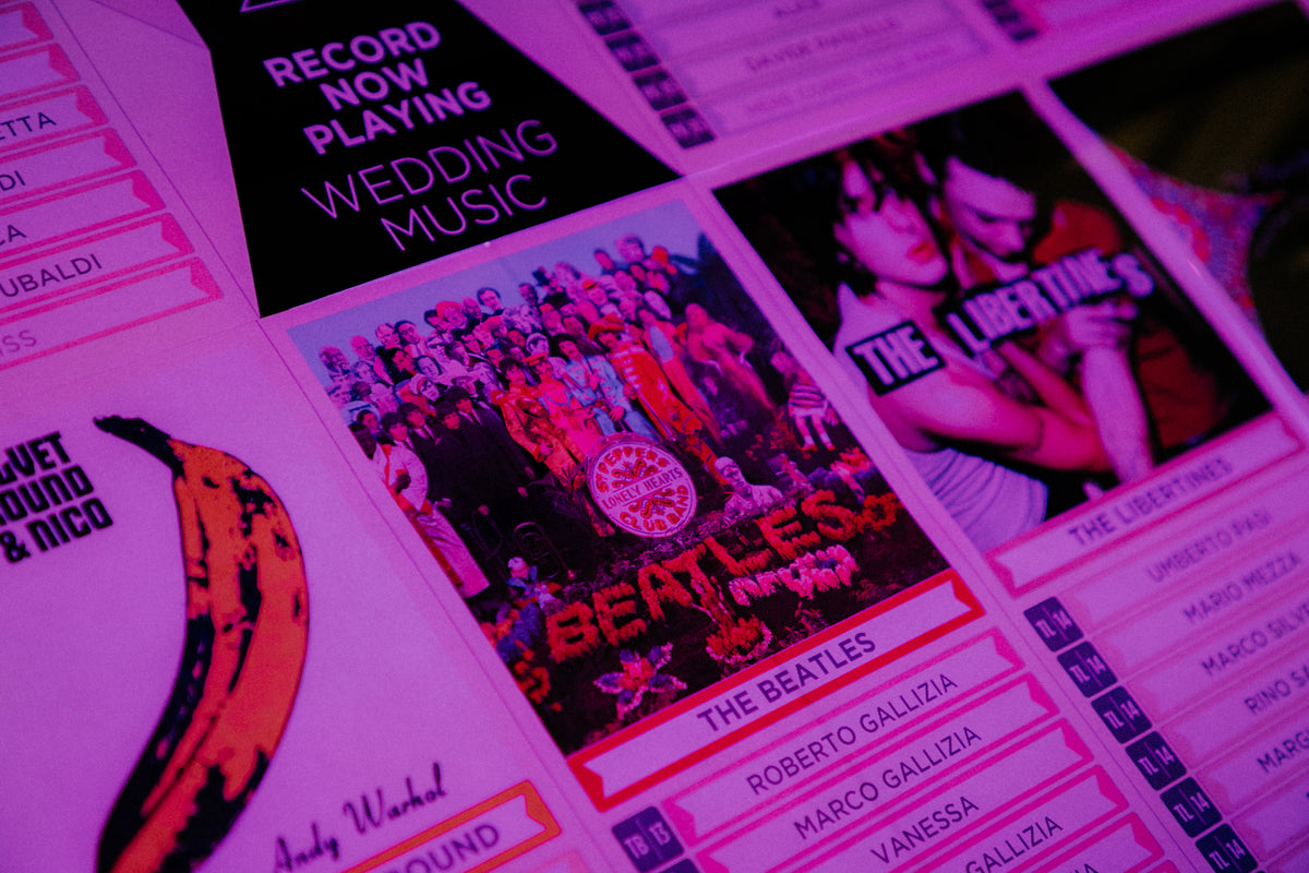 Matrimonio a tema rock music con tableau jukebox luminoso, segnatavoli musicali e bomboniera a forma di musicassetta