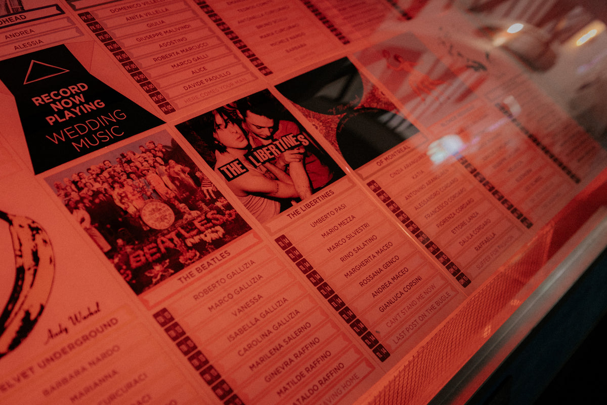 Matrimonio a tema rock music con tableau jukebox luminoso, segnatavoli musicali e bomboniera a forma di musicassetta