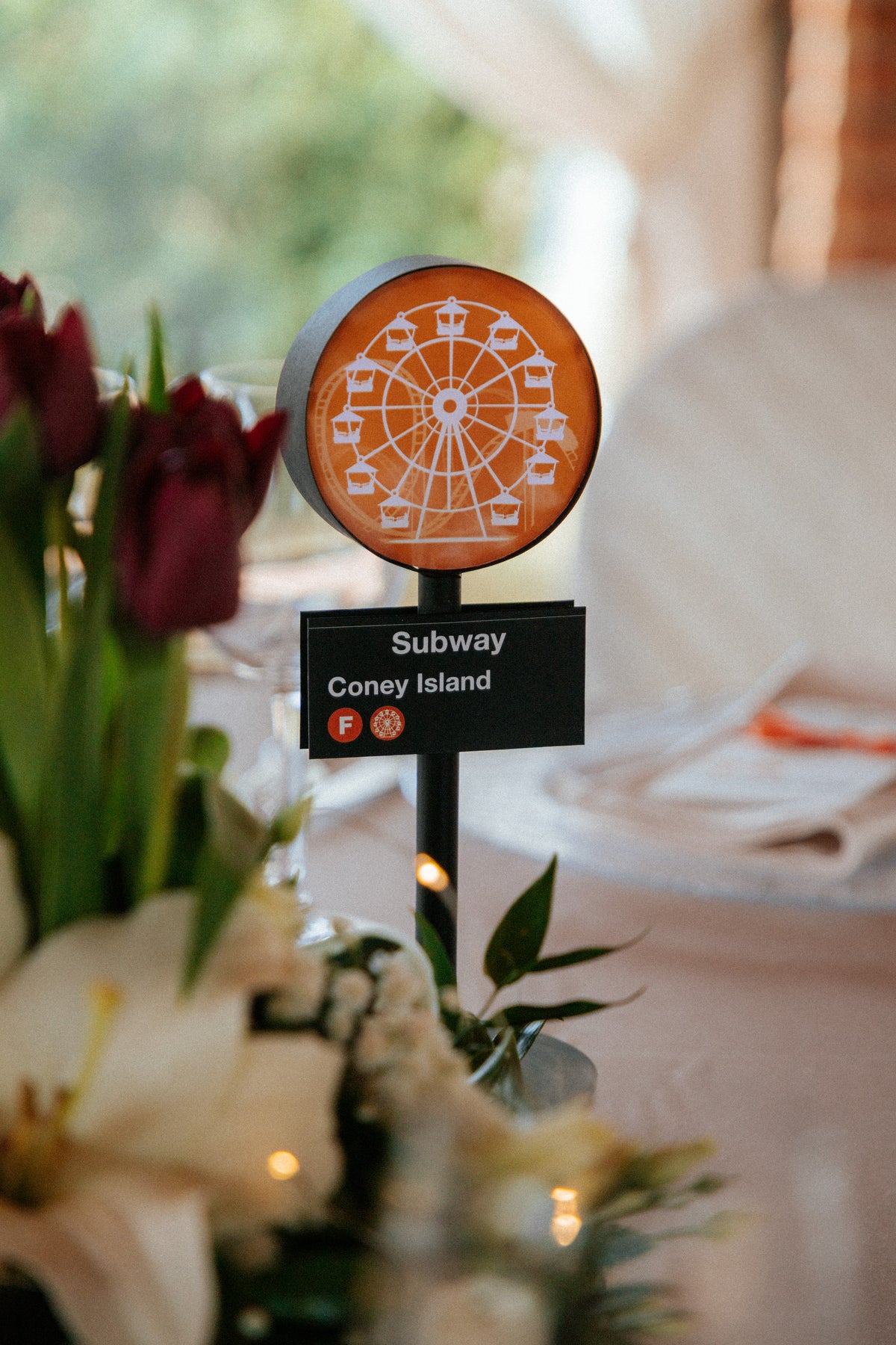 Wedding design a tema New York per Andrea e Ilaria, con tableau della metropolitana, menù coordinati e segnatavolo ispirati alla NYC Subway