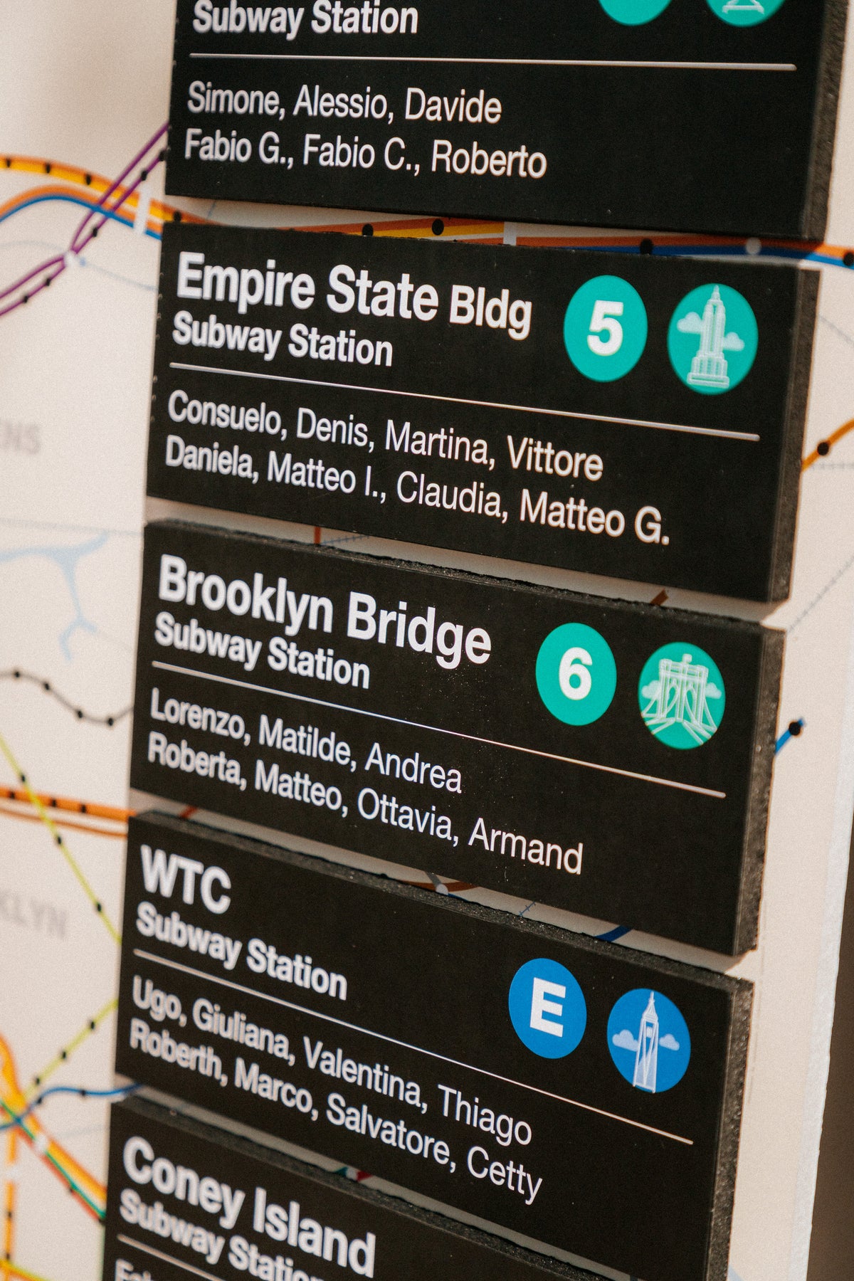 Wedding design a tema New York per Andrea e Ilaria, con tableau della metropolitana, menù coordinati e segnatavolo ispirati alla NYC Subway