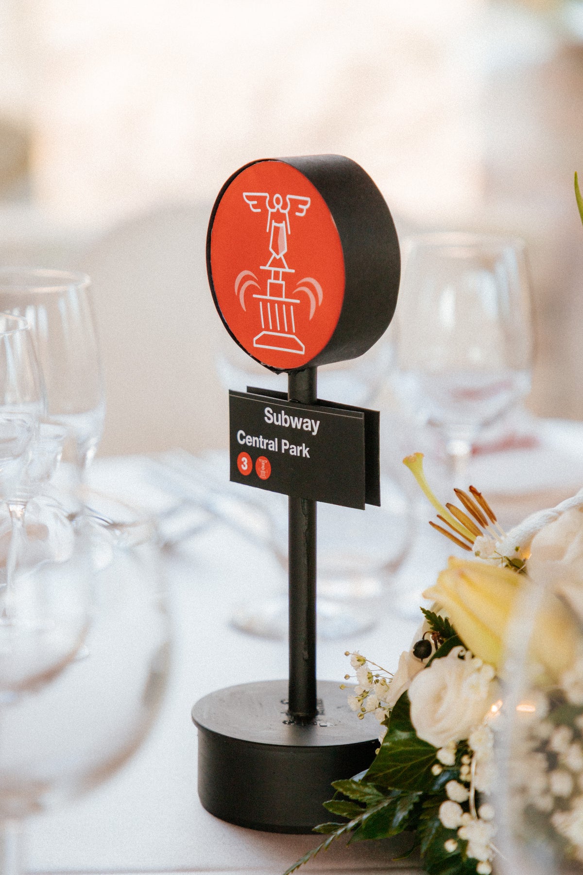 Wedding design a tema New York per Andrea e Ilaria, con tableau della metropolitana, menù coordinati e segnatavolo ispirati alla NYC Subway