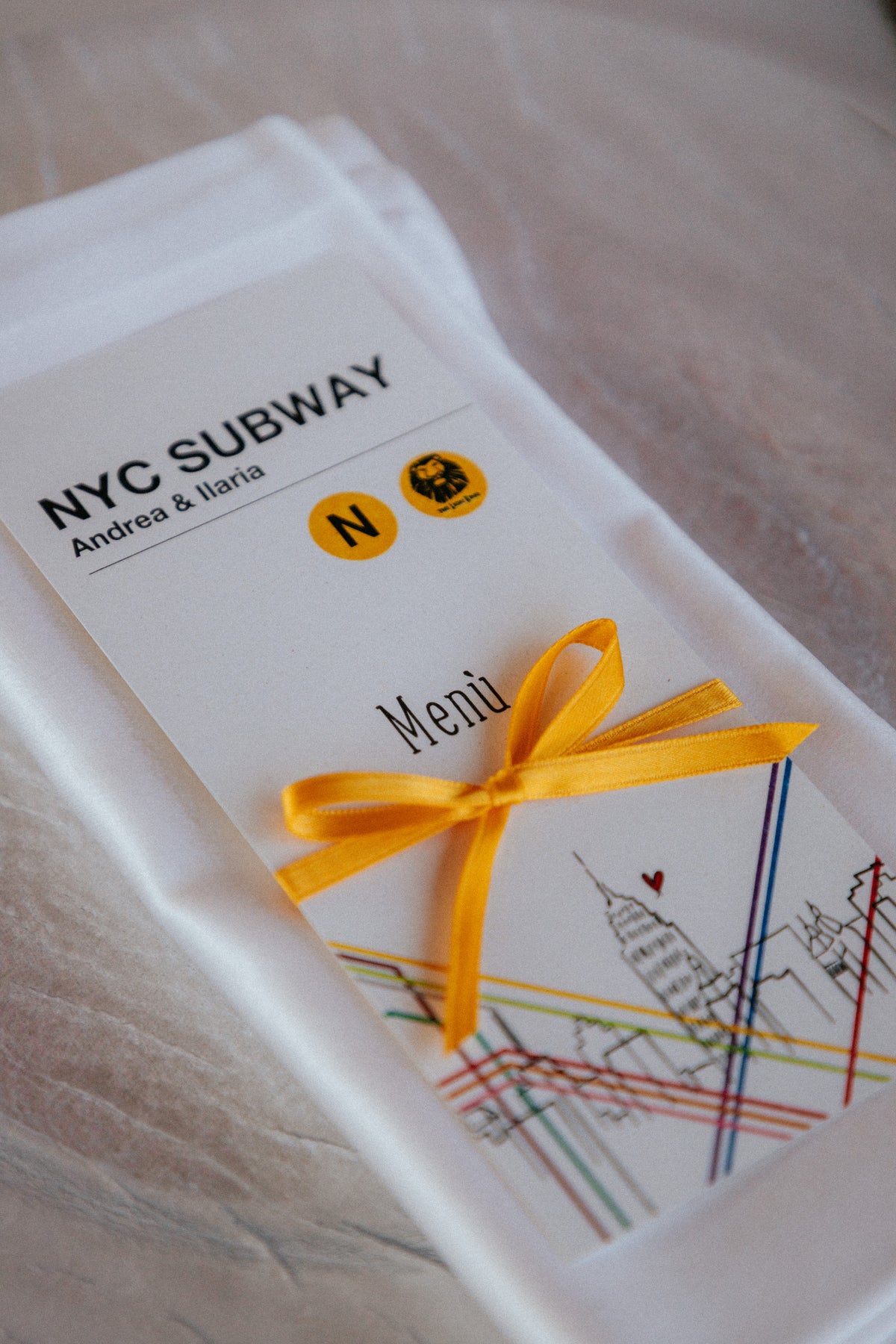 Wedding design a tema New York per Andrea e Ilaria, con tableau della metropolitana, menù coordinati e segnatavolo ispirati alla NYC Subway